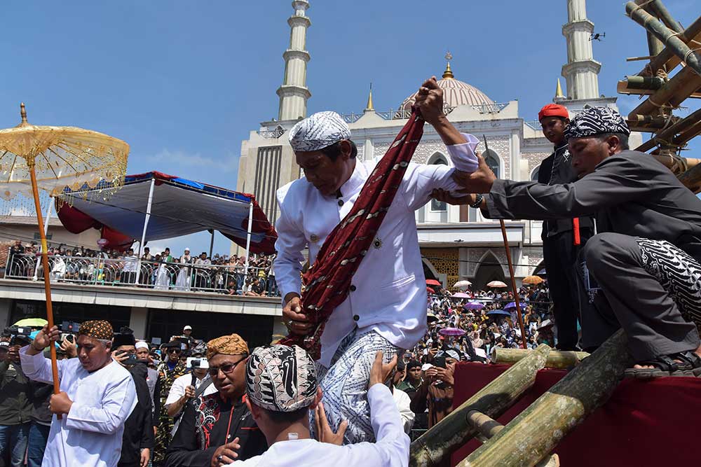  Tradisi Pencucian Pusaka Peninggalan Kerajaan Panjalu Prabu Sanghyang Borosngora