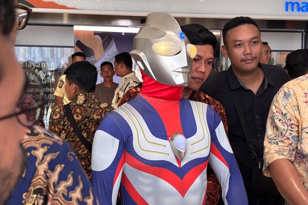  Foto Caleg Pakai Kostum Ultraman saat Pelantikan Anggota DPR RI 2024-2029