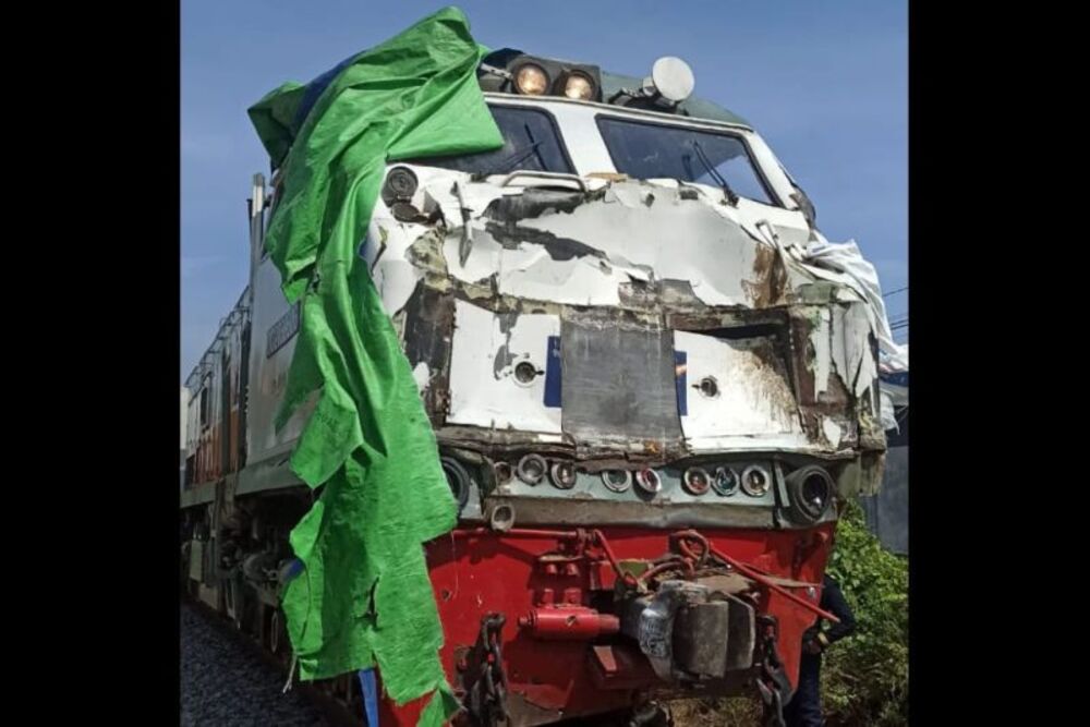  KA Tabrak Truk Bikin Perjalanan Kereta Pandalungan Terganggu