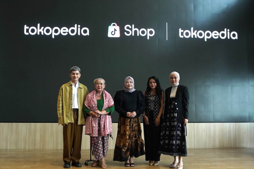 Fashion Stylist, Yoland Handoko, Pemerhati dan Motivator Batik, Indra Tjahjani, bersama Fashion Apparel & Campaign Senior Director Tokopedia and TikTok E-commerce, Desey Muharlina Bungsu, dan Brand Manager Nona Rara,Yunita Stefani serta Founder and CEO of OE, Rizki Triana, dalam acara Konferensi Pers dan Fashion Workshop Rayakan Hari Batik Nasional 2024, Tokopedia dan ShopTokopedia Bicara Tren Batik pada 2 Oktober 2024/istimewa