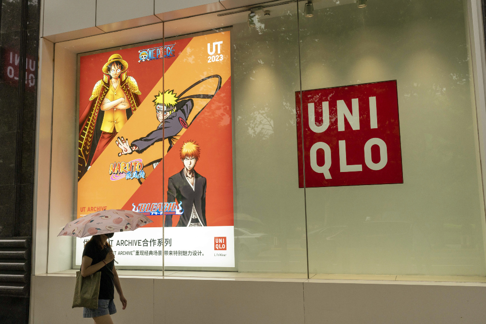 Pejalan kaki melewati toko Uniqlo di Shanghai, China pada Rabu (14/6/2023). / Bloomberg-Raul Ariano