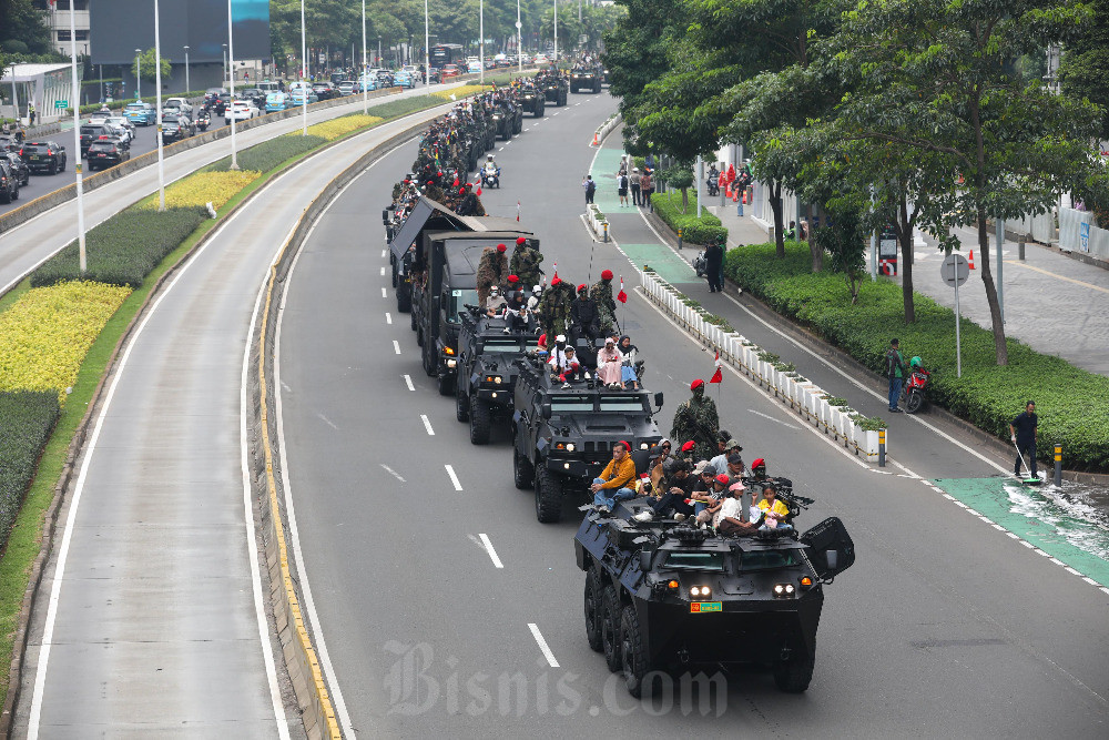  Warga Naik Alutsista TNI Saat Perayaan HUT ke-79 TNI di Jakarta