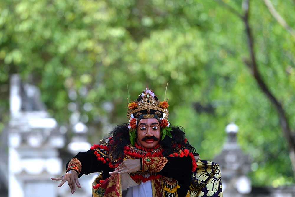  Umat Hindu Bersembahyang Bersama Saat Hari Raya Kuningan di Bali