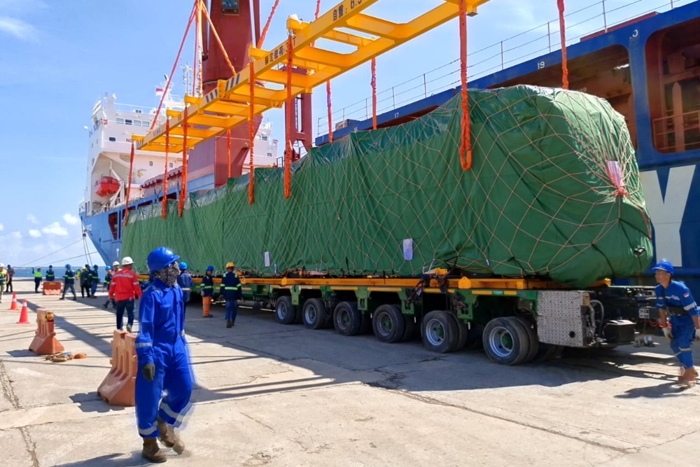 Impor Autonomous Rail Rapid Transit (ART) atau kereta tanpa rel dari China yang tiba di Balikpapan, Kalimantan Timur pada awal Agustus 2024, yang mendapatkan pembebasan bea masuk dan pajak untuk keperluan transportasi di Ibu Kota Negara (IKN) Nusantara. / dok. Bea Cukai