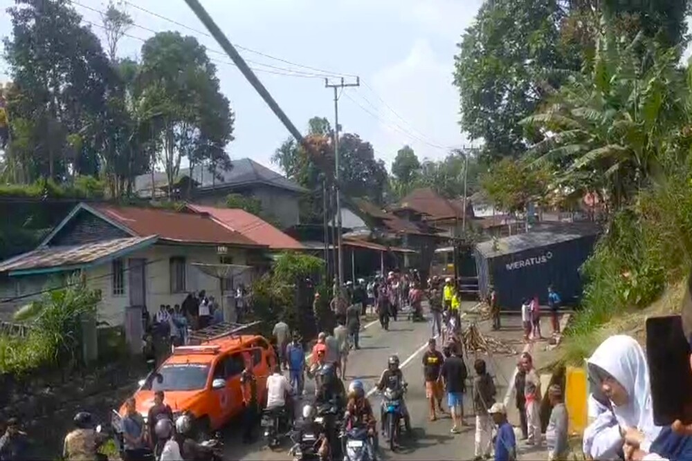  Kecelakaan Beruntun di Lintas Sumatra Panyalaian Padang - Bukittinggi, Data Sementara 16 Korban