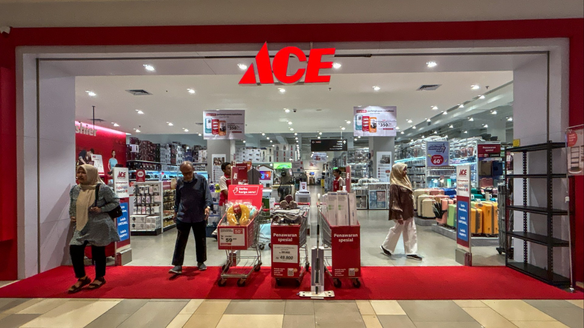 Pengunjung melihat produk di salah satu gerai PT Ace Hardware Indonesia Tbk. (ACES) di Jakarta, Senin (3/6/2024). Bisnis/Fanny Kusumawardhani