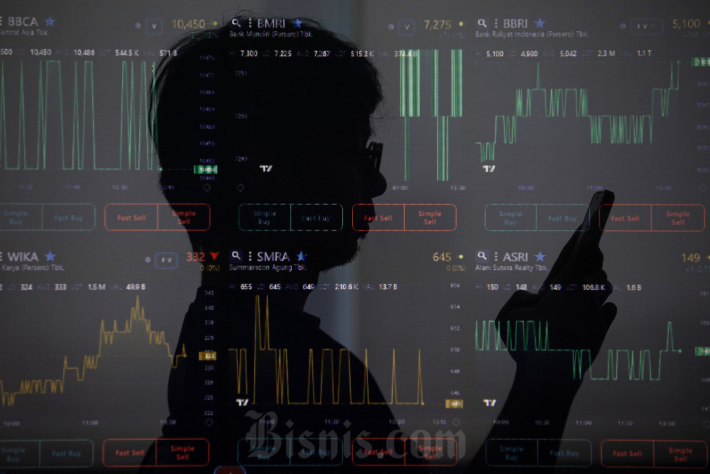 Seorang investor mengamati pergerakan harga saham di Jakarta, Rabu (21/8/2024). Bisnis/Arief Hermawan P