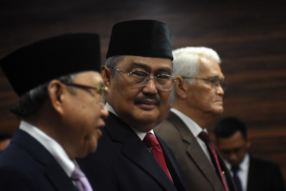 Mantan Ketua MK Jimly Asshiddiqie (tengah), Hakim Konstitusi Wahiduddin Adams (kiri), dan akademisi bidang hukum Bintan R. Saragih (kanan) bersiap melakukan sumpah jabatan pada pelantikan anggota Majelis Kehormatan Mahkamah Konstitusi (MKMK) di Jakarta, Selasa (24/10/2023). Mahkamah Konstitusi membentuk MKMK terkait sejumlah laporan dugaan pelanggaran etik Hakim Konstitusi dengan anggota Jimly Asshiddiqie, Wahiduddin Adams, dan Bintan R. Saragih. ANTARA FOTO/Indrianto Eko Suwarso/foc.