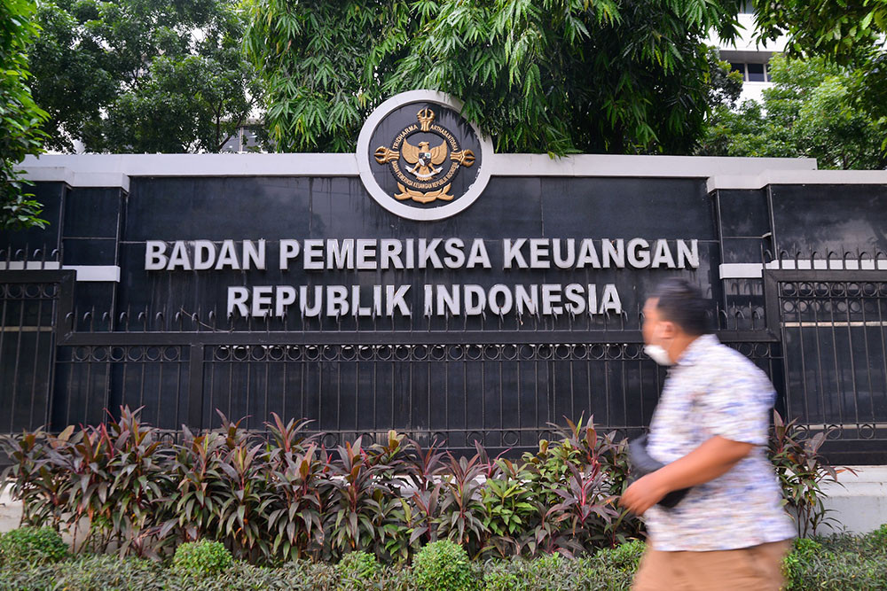 Pejalan kaki melintas di depan gedung Badan Pemeriksa Keuangan. Bisnis/Fanny Kusumawardhani