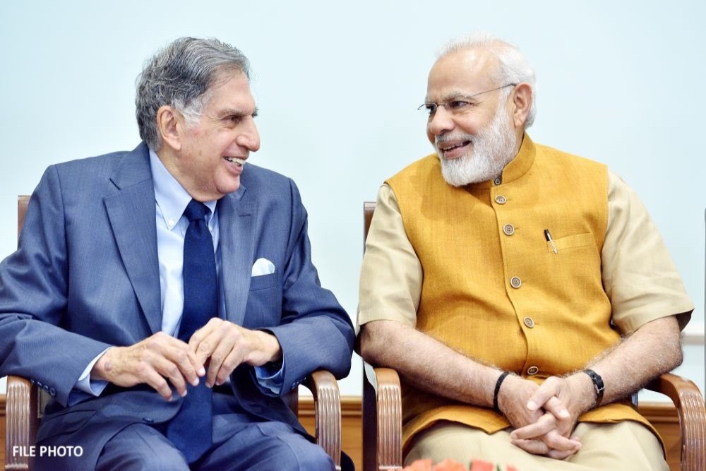 Ratan Tata (kiri) berbincang dengan Perdana Menteri India Narendra Modi/ x.com Narendra Modi