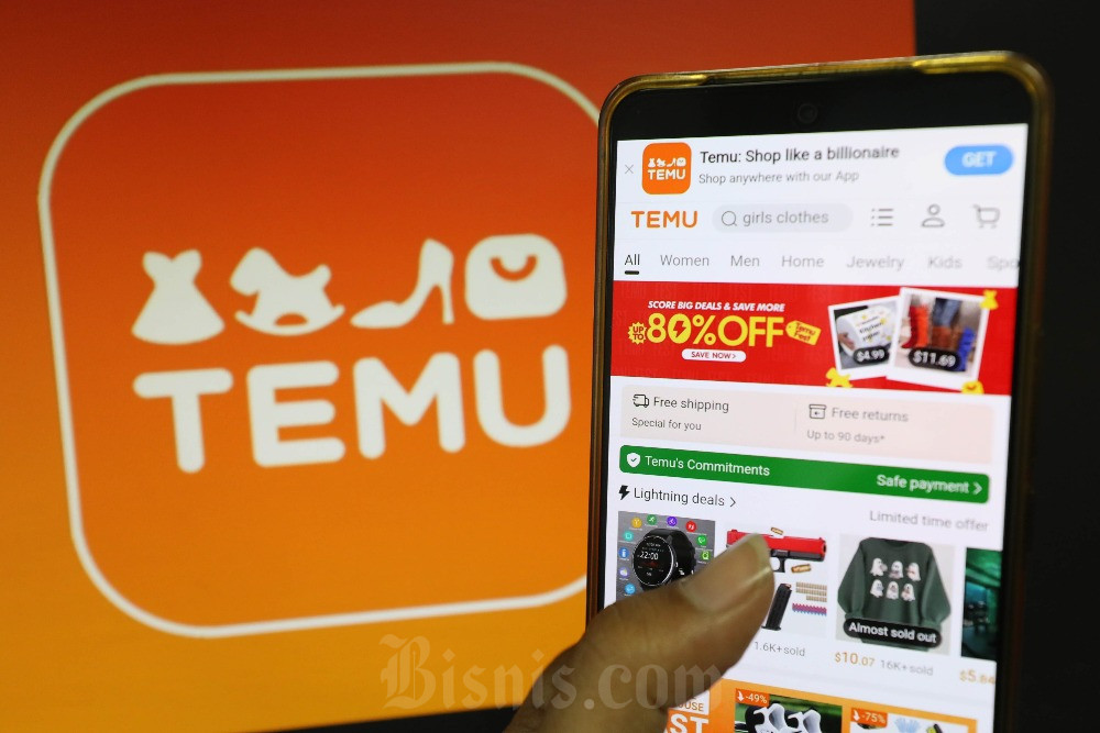 Warga mengakses platform e-commerce, Temu melalui ponselnya di Jakarta, Selasa (8/10/2024). Bisnis/Eusebio Chrysnamurti
