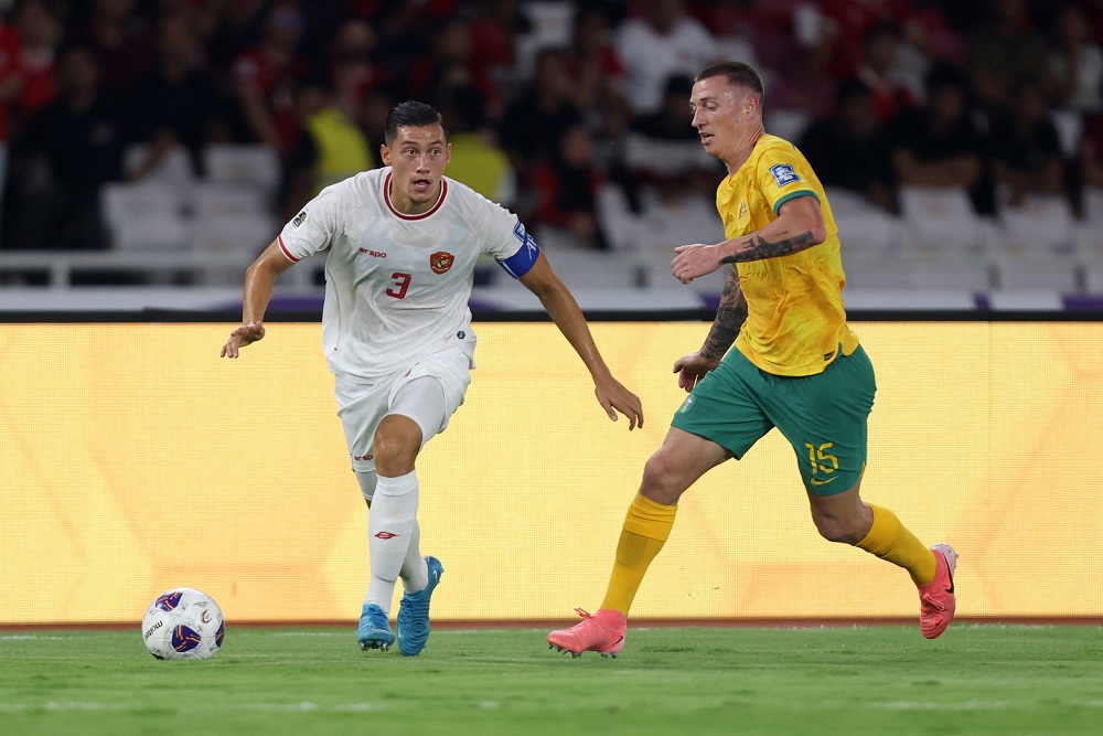 Pemain Timnas Indonesia Jay Idzes berebut bola dengan pemain timnas Australia Mitchell Duke dalam Kualifikasi Piala Dunia 2026 zona Asia. Prediksi Skor Australia vs China 10 Oktober: Susunan Pemain, H2H, Klasemen / Reuters.