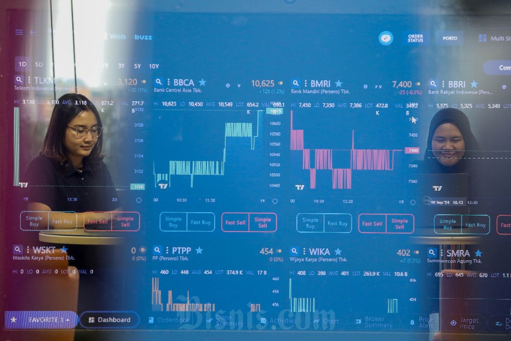 Investor mengamati pergerakan harga saham di Jakarta. Bisnis/Eusebio Chrysnamurti