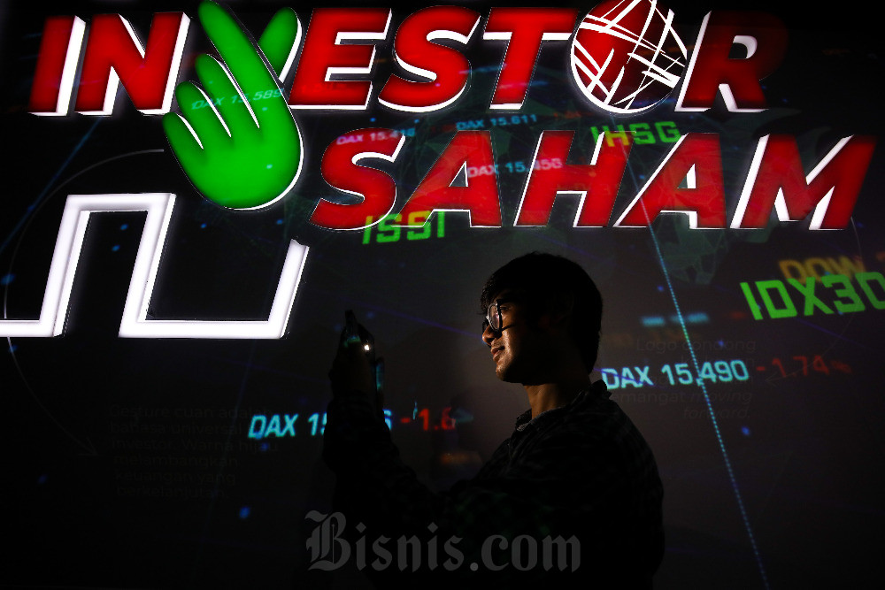Karyawan beraktivitas di Main Hall PT Bursa Efek Indonesia (BEI), Jakarta. Bisnis/Arief Hermawan P