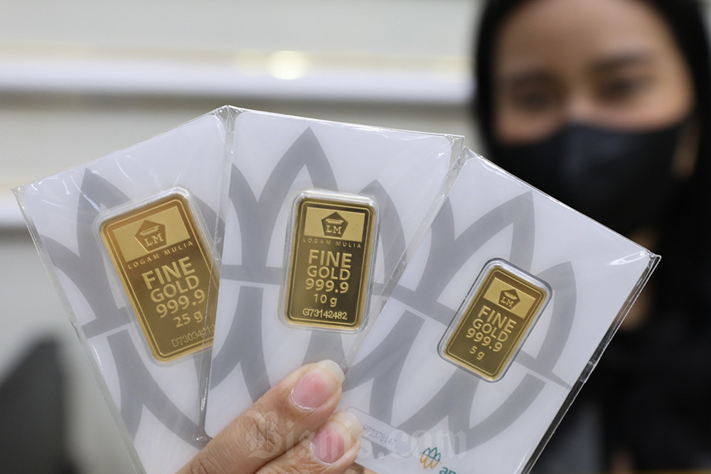 Karyawan menunjukkan emas batangan di Jakarta, belum lama ini. Bisnis/Fanny Kusumawardhani