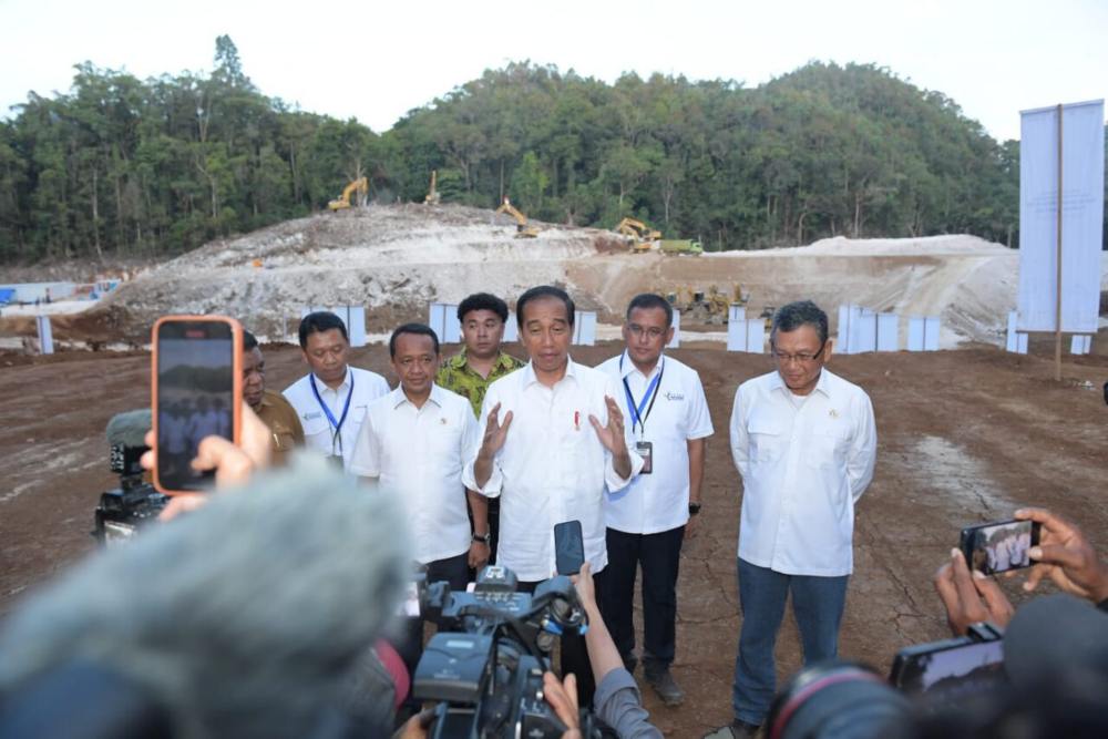 Presiden Joko Widodo saat melakukan groundbreaking Proyek Strategis Nasional (PSN) Kawasan Industri Pupuk Fakfak di Kabupaten Fakfak, Provinsi Papua Barat, pada Kamis, (23/11/2023)/Sekretariat Presiden
