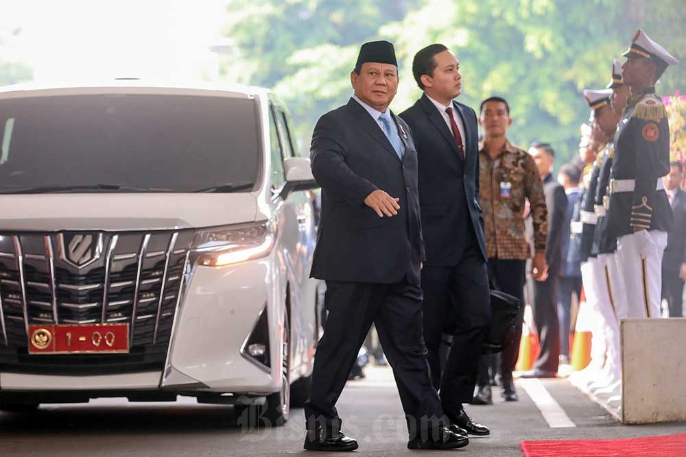 Menteri Pertahanan Prabowo Subianto tiba di kompleks jelang Sidang Tahunan MPR dan Sidang bersama DPR dan DPD 2024 dalam rangka Hari Ulang Tahun (HUT) ke-79 Kemerdekaan Republik Indonesia di Jakarta, Jumat (16/8/2024). Bisnis/Eusebio Chrysnamurti
