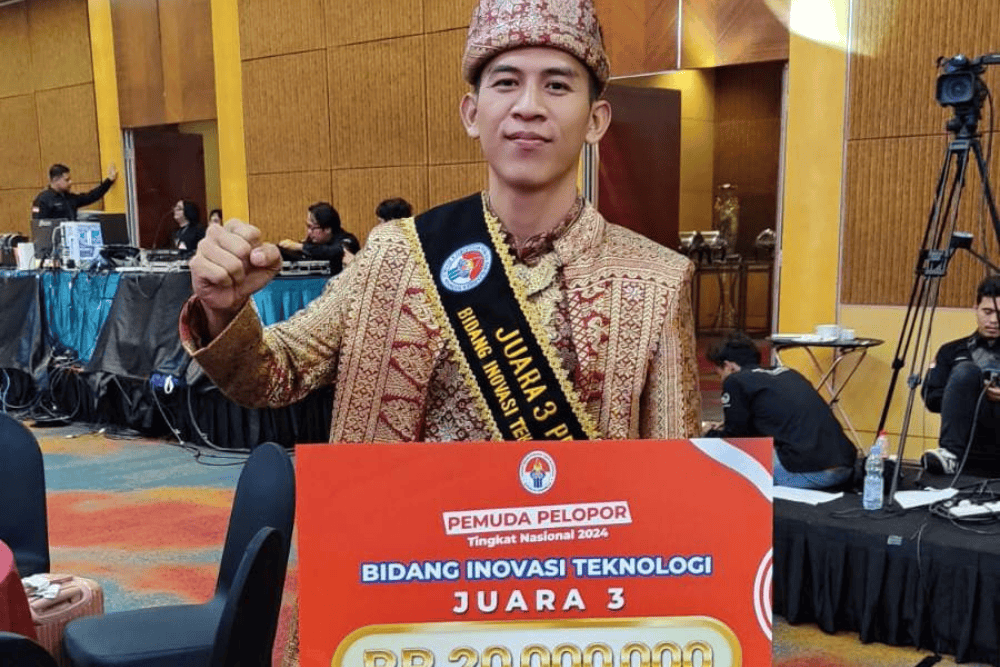 Yudi Pratama, sosok inspiratif asal Kecamatan Tulung Selapan Ogan Komering Ilir (OKI), berhasil menjuarai ajang Pemuda Pelopor Tingkat Nasional 2024 yang diselenggarakan oleh Kementerian Pemuda dan Olahraga Republik Indonesia. Yudi mewakili Sumsel di bidang inovasi teknologi berupa kapal pembersih sungai yang mampu mengangkut ratusan kilogram sampah selama dioperasikan 8 jam serta pesawat aeromodelling yang pernah membantu pemadaman kebakaran lahan pada 2021 lalu./Istimewa