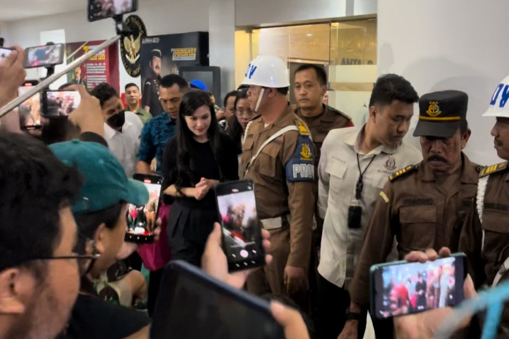 Istri tersangka Harvey Moeis, Sandra Dewi (tengah baju hitam) usai menjalanj pemeriksaan di Kejagung, Rabu (15/5/2024) - Bisnis/Anshary Madya Sukma