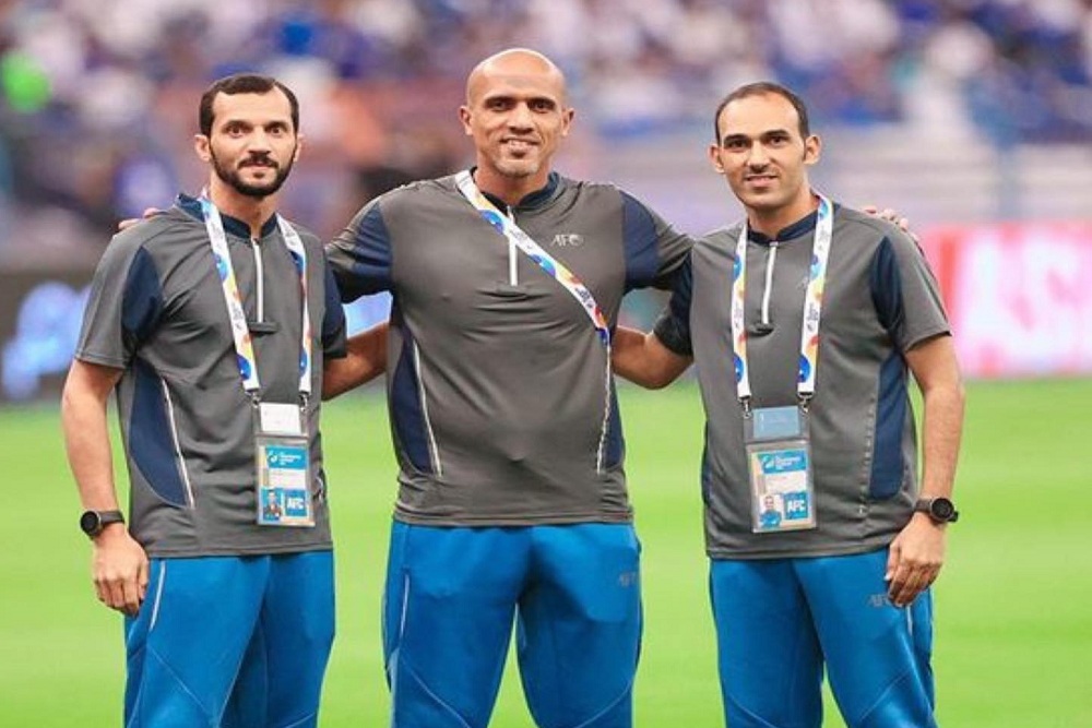 Ahmed Al Kaf (tengah) menjadi wasit Bahrain vs Indonesia di Kualifikasi Piala Dunia 2026 zona Asia / Instagram @ahmedalkaf