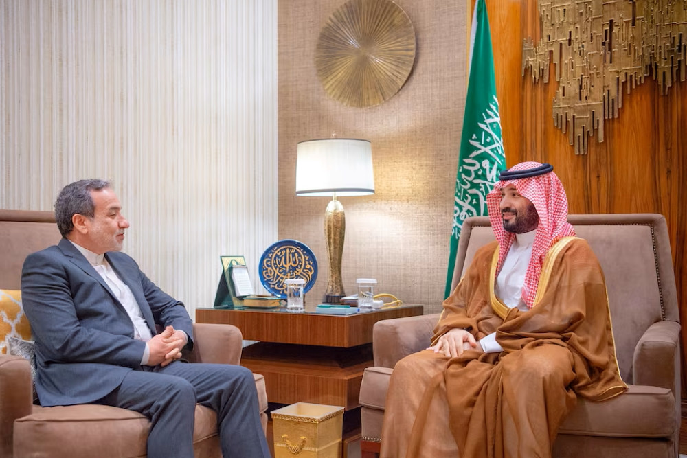 Putra Mahkota Arab Saudi Mohammed bin Salman menerima kunjungan Menteri Luar Negeri Iran Abbas Araqchi di Riyadh, Arab Saudi, Rabu 9 Oktober 2024/Reuters/Saudi Press Agency