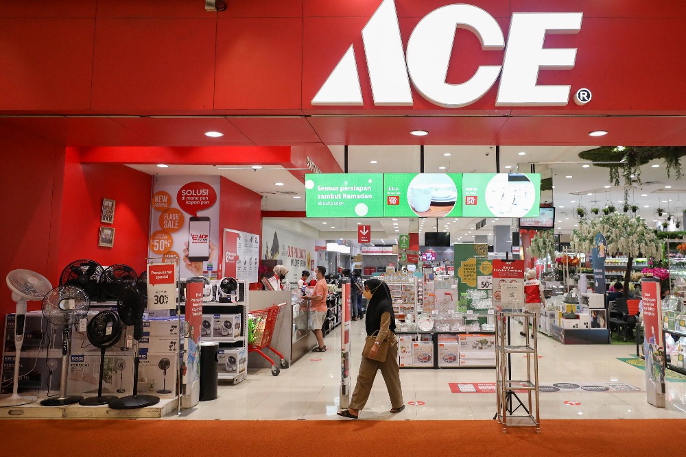 Pengunjung beraktivitas di salah satu gerai Ace Hardware milik PT Aspirasi Hidup Indonesia Tbk (ACES) di Jakarta, Senin (3/4/2023). Bisnis/Eusebio Chrysnamurti