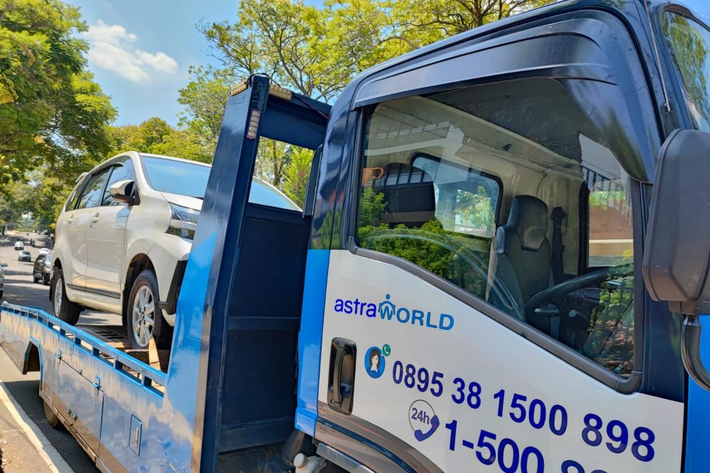 Truk derek Astra World mengangkut mobil member Astra World di Semarang, Kamis (10/10/2024). Astra World menyediakan layanan darurat di jalan raya bagi para pengguna mobil keluaran Astra. /Bisnis – Farodlilah M.