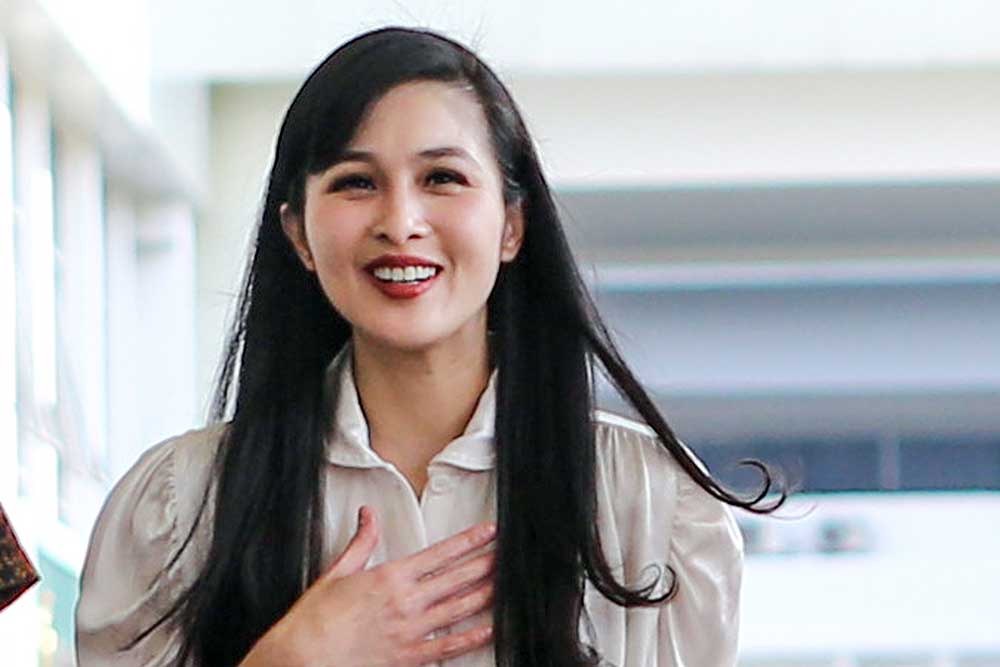 Artis Sandra Dewi berjalan ke ruangan pemeriksaan setibanya di Gedung Kejaksaan Agung RI, Jakarta, Kamis (4/4/2024).  ANTARA FOTO/Asprilla Dwi Adha