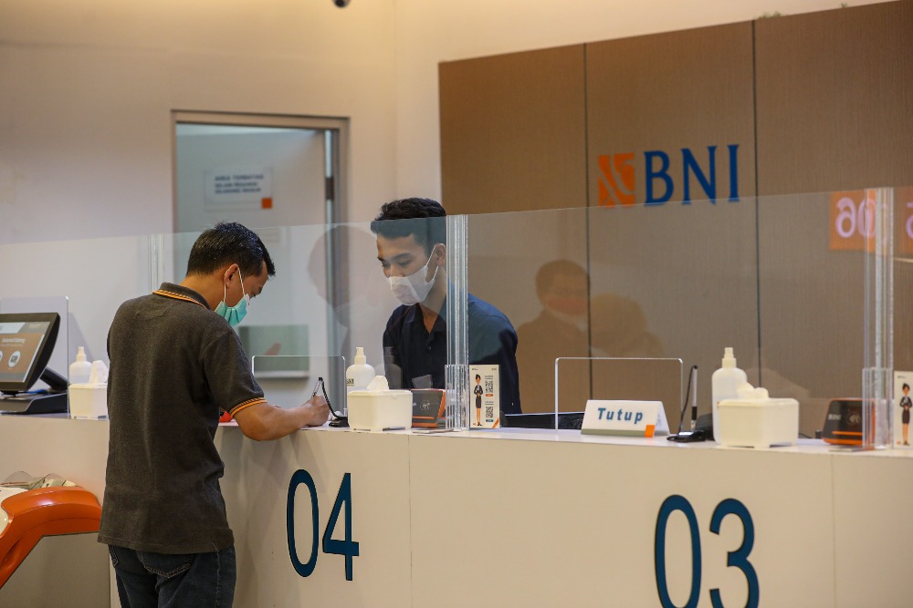 Karyawan melayani nasabah di kantor cabang PT Bank Negara Indonesia (Persero) Tbk. (BBNI), Jakarta, Jumat (30/12). /Bisnis-Abdurachman