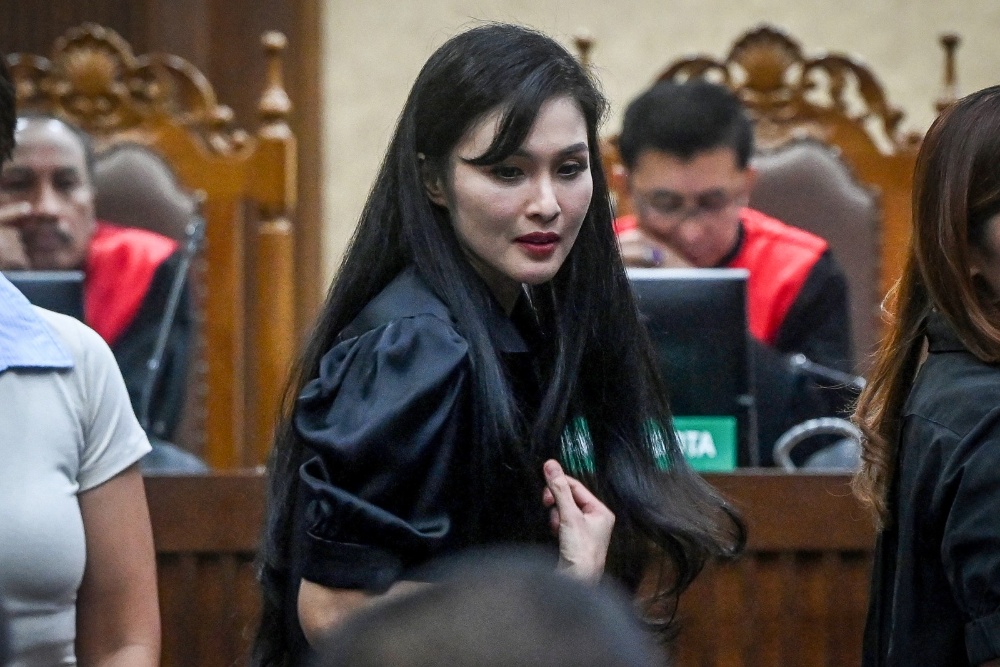 Artis Sandra Dewi (tengah) bersiap memberikan kesaksian dalam sidang lanjutan kasus dugaan korupsi tata niaga timah di wilayah Izin Usaha Pertambangan (IUP) PT Timah tahun 2015-2022 di Pengadilan Tipikor, Jakarta, Kamis (10/10/2024). ANTARA FOTO/Rivan Awal Lingga