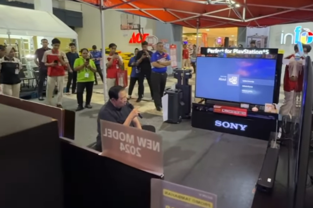 Tangkapan layar video SBY karaoke di sebuah mall/Instagram @agusyudhoyono
