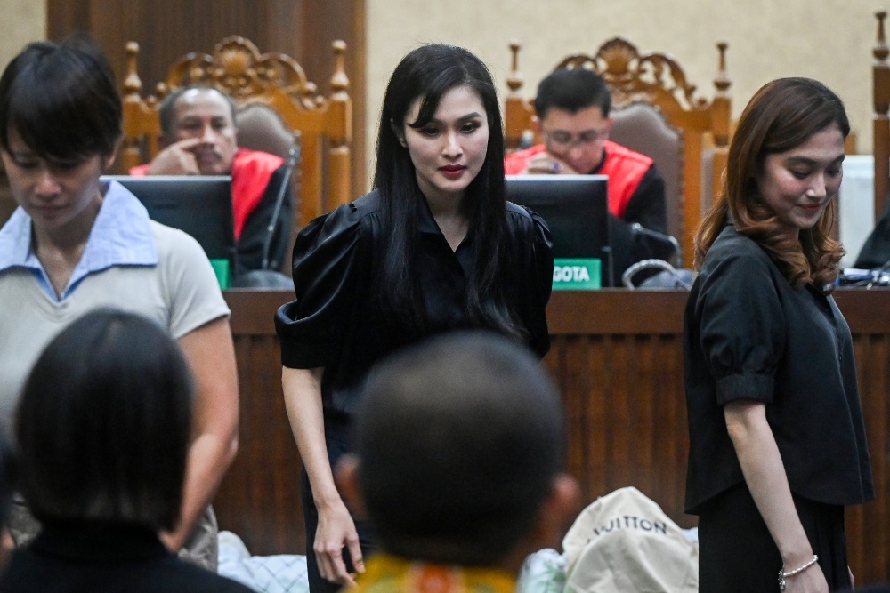 Artis Sandra Dewi (tengah) bersiap memberikan kesaksian dalam sidang lanjutan kasus dugaan korupsi tata niaga timah di wilayah Izin Usaha Pertambangan (IUP) PT Timah tahun 2015-2022 di Pengadilan Tipikor, Jakarta, Kamis (10/10/2024). ANTARA FOTO/Rivan Awal Lingga
