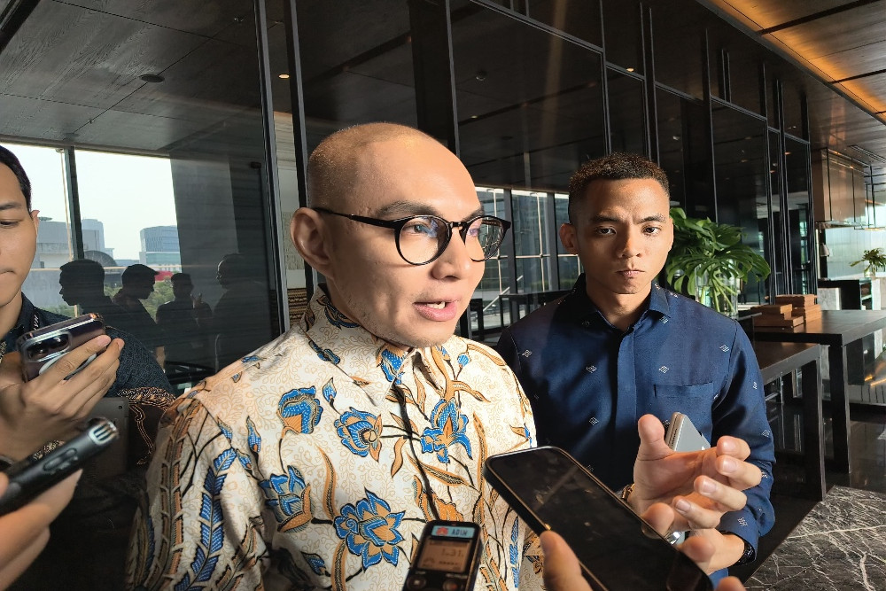 SVP Corporate Communication Indosat Ooredoo Steve Saerang saat diwawancarai awak media