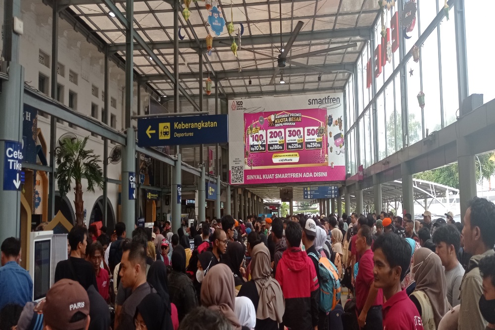 Suasana Stasiun Senen membludak saat arus balik mudik Lebaran, pada Minggu (14/4/2024)./Bisnis-Erta Darwati