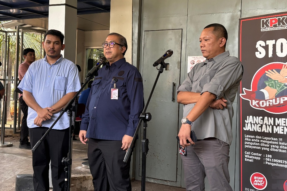 (Dari kiri ke kanan) Petugas Rutan KPK Togi Robson Sirait, Sekjen Cahya H. Harefa dan Kepala Bagian Keamanan Dayat Darwanto di Rutan KPK, Gedung Merah Putih, Jakarta Selatan, Kamis (10/10/2024). JIBI/Jessica Gabriela Soehandoko