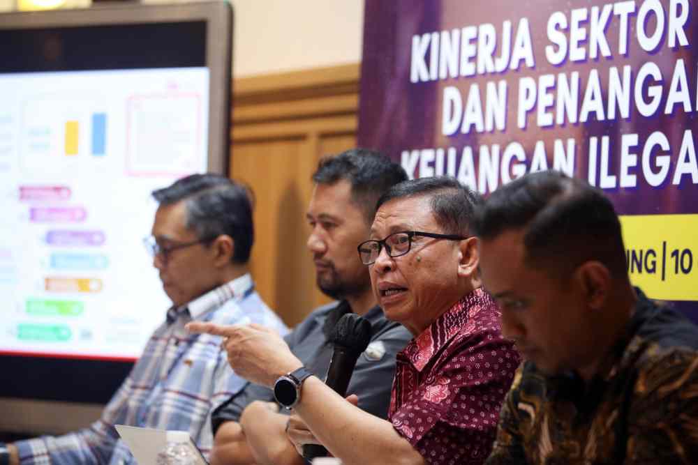 Kepala OJK Jawa Barat Imansyah memberikan keterangan terkait kinerja industri perbankan saat media update triwulan III 2024, di Kota Bandung, Kamis (10/10/2024)./Bisnis-Dea Andriyawan