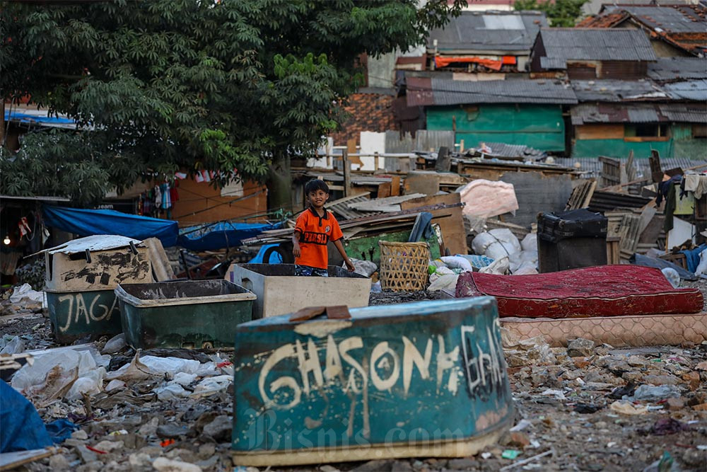 Warga beraktivitas di pemukiman kawasan Menteng Pulo, Jakarta, Senin (11/9/2023). Bisnis/Arief Hermawan P