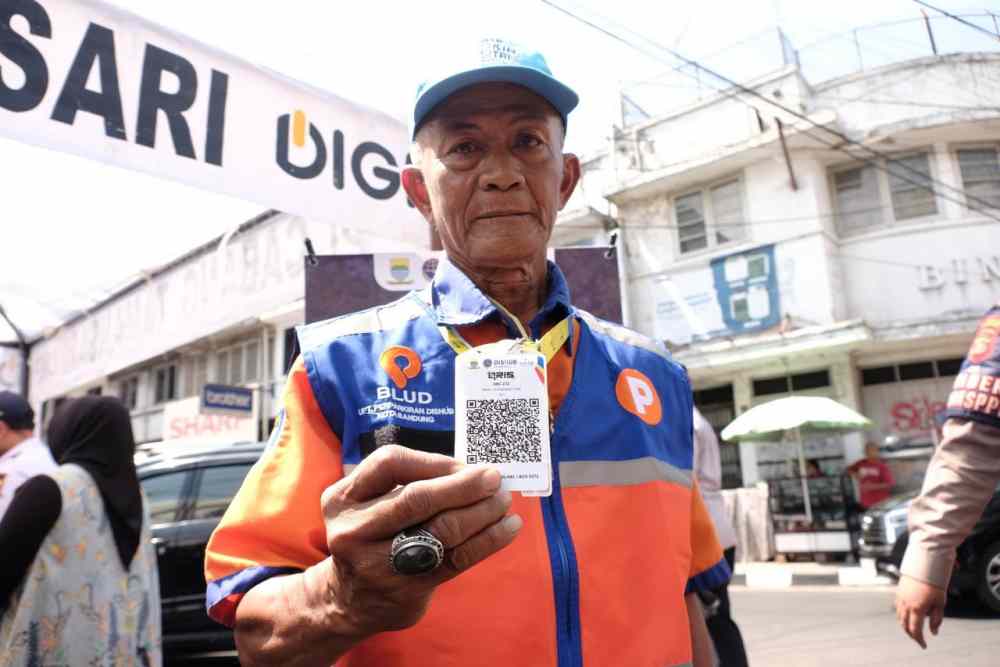 Uji coba QR Code dilakukan di parkir tepi jalan umum di Jalan Banceuy, Jalan Pecinan dan Jalan ABC Kota Bandung./Bisnis-Dea Andriyawan