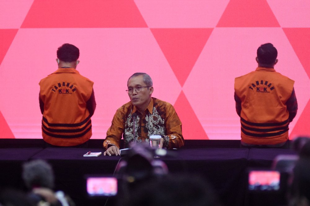 Wakil Ketua KPK Alexander Marwata (tengah) memberikan keterangan pers terkait penahanan mantan Menteri Pertanian Syarul Yasin Limpo (kiri) dan Direktur Alat dan Mesin Pertanian Kementan Muhammad Hatta (kanan) di Gedung Merah Putih KPK, Jakarta, Jumat (13/10/2023). KPK menahan mantan Menteri Pertanian Syahrul Yasin Limpo dan Direktur Alat dan Mesin Pertanian Kementan Muhammad Hatta sebagai tersangka dalam kasus dugaan korupsi pemerasan dalam jabatan dan penerimaan gratifikasi di lingkungan Kementerian Pertan
