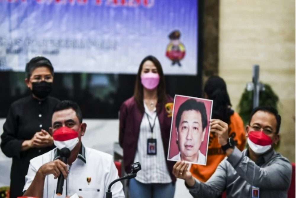 Direktur Tindak Pidana Ekonomi Khusus (Dirtipideksus) Bareskrim Polri Brigjen Pol Whisnu Hermawan (kiri) bersama Kasubdit TPPU Dittipideksus Bareskrim Kombes Robertus Yohanes De Deo Tresna Eka Trimana (kanan) menunjukkan foto Direktur Operasional KSP Indosurya Suwito Ayub saat rilis pengungkapan penipuan dan penggelapan dana Koperasi Simpan Pinjam (KSP) Indosurya Cipta di, Jakarta, Selasa (1/3/2022). / ANTARA FOTO-Galih Pradipta-rwa.