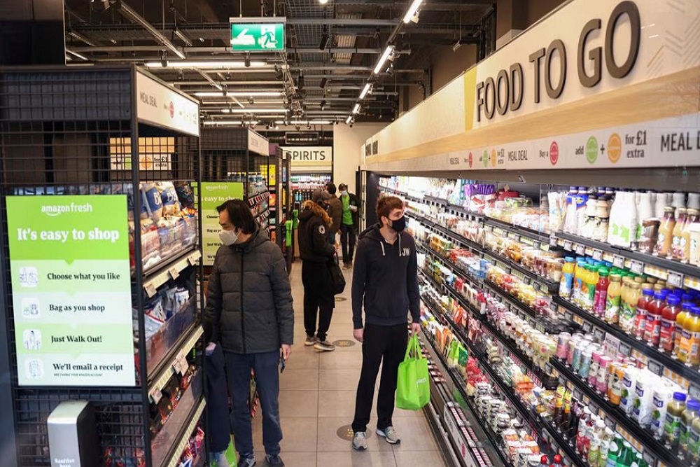 INFLASI VS DISINFLASI. Warga Amerika Serikat sedang berbelanja di supermarket milik Amazon./ Dok. REUTERS.