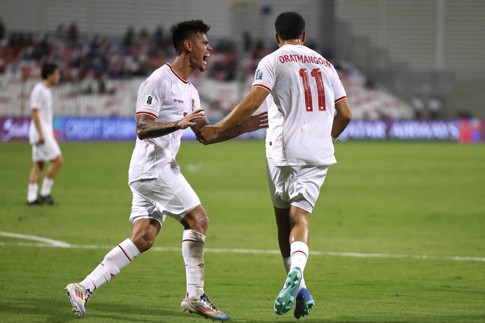 Pemain timnas Indonesia Ragnar Oratmangoen dan Mees Hilgers merayakan gol ke gawang Bahrain. Live Hasil Bahrain vs Indonesia, 10 Oktober 2024: Timnas Garuda Bekuk Bahrain?/REUTERS-Hamad I Mohammed