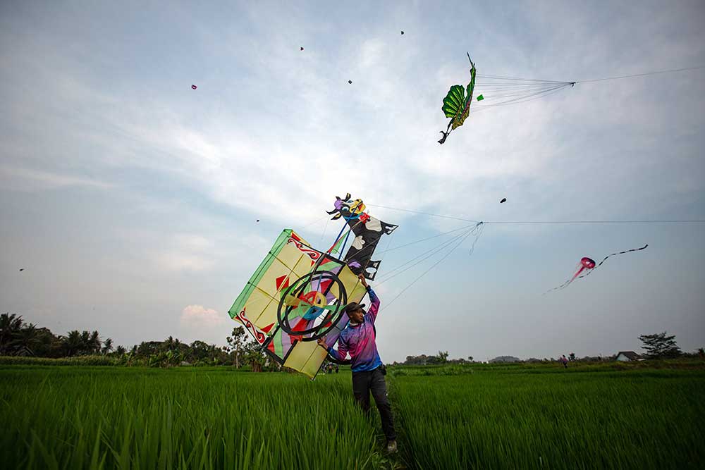  Bermain Layang-Layang Pada Ngaran Kite Festival 2024 di Yogyakarta