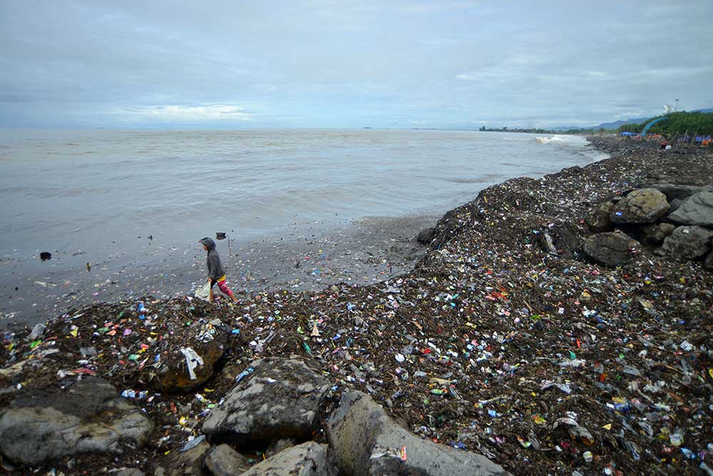  Tumpukan Sampah Penuhi Objek Wisata Pantai Muaro Lasak di Padang