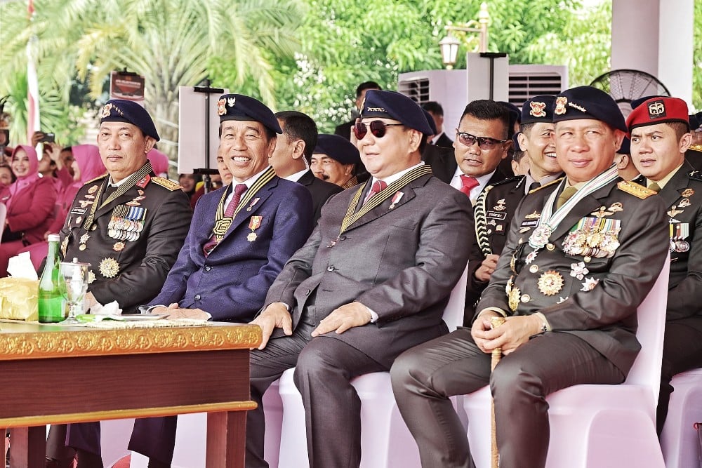  Gaya Prabowo Pakai Kacamata Hitam saat Apel Pengamanan Pelantikan Presiden di Mako Brimob