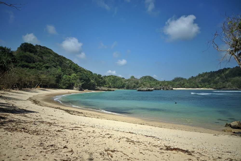  Wisata di Malang, Keindahan Pantai Teluk Asmara