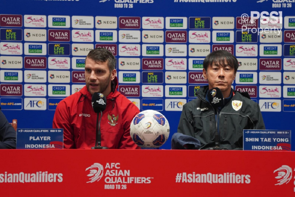 Pelatih Timnas Indonesia Shin Tae-yong dan Maarten Paes dalam konferensi pers jelang laga kontra China di Kualifikasi Piala Dunia 2026 zona Asia / PSSI