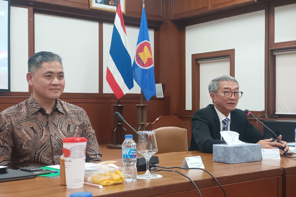 Duta Besar RI untuk Thailand Rachmat Budiman (kanan) dan Senior Vice President Business Development and Partnership Chapter of KBank, Kittichart Petithat (kiri) memberikan paparan di hadapan delegasi jurnalis Indonesia di Kedutaan Besar Republik Indonesia untuk Thailand, Bangkok, Rabu (16/10/2024). Lembaga keuangan Thailand melihat Indonesia sebagai salah satu pasar strategis di kawasan, dengan potensi pertumbuhan yang menjanjikan. / Bisnis-Emanuel Berkah Caesario