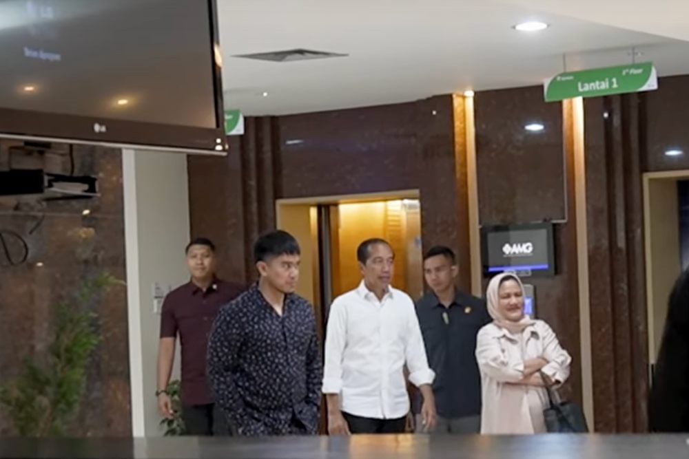  Jokowi Jenguk Cucu dari Kaesang-Erina: Saya Belum Berani Gendong