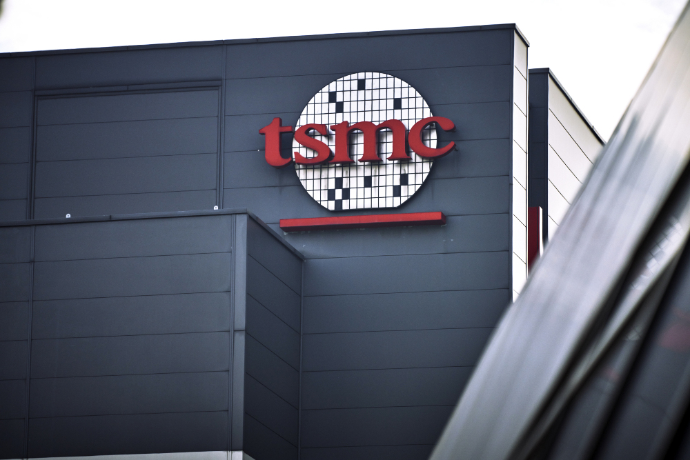 Logo The Taiwan Semiconductor Manufacturing Co. (TSMC) di Hsinchu Science Park, Taiwan pada Selasa (17/10/2023). / Bloomberg-An Rong Xu